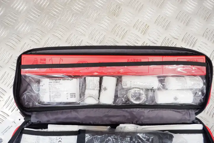 Tesla Model Y (2019 - 2024) P147507600D Автомобильная аптечка — фото 7