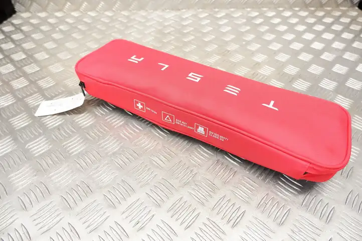 Tesla Model Y (2019 - 2024) P147507600D Автомобильная аптечка — фото 8