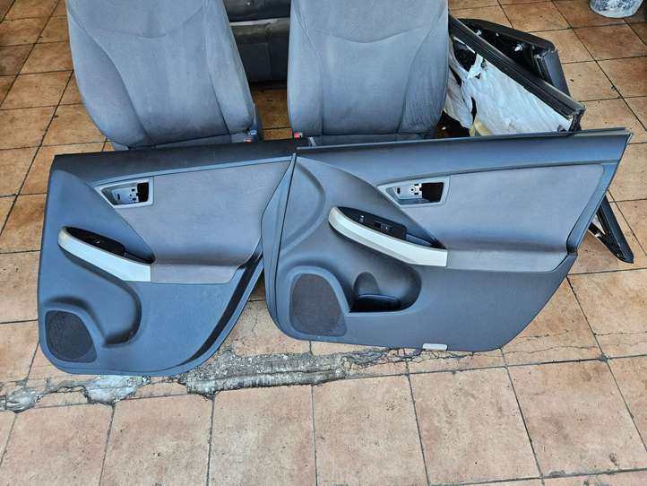 Toyota Prius (XW30) (2009 - 2015)   Комплект отделки дверей
