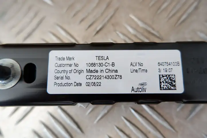 Tesla Model Y (2019 - 2024) 1068130C1B Регулятор ремня безопасности — фото 2