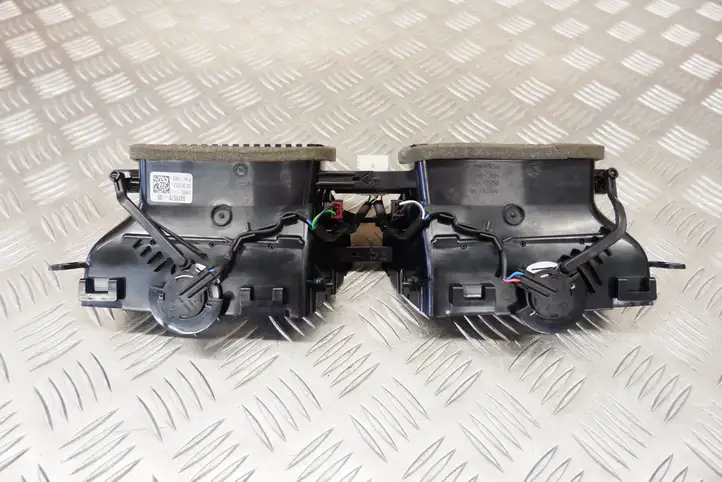 BMW 5 G30 G31 (2016 - ) 9329579 Центральный воздушный дефлектор — фото 7