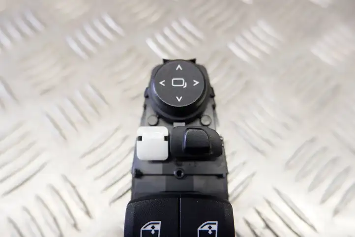 BMW 5 G30 G31 (2016 - ) 6832720 Кнопка стеклоподъемников — фото 3