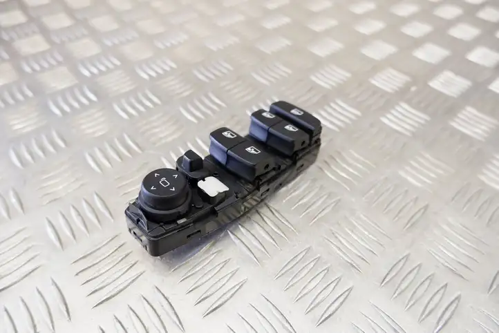BMW 5 G30 G31 (2016 - ) 6832720 Кнопка стеклоподъемников — фото 6