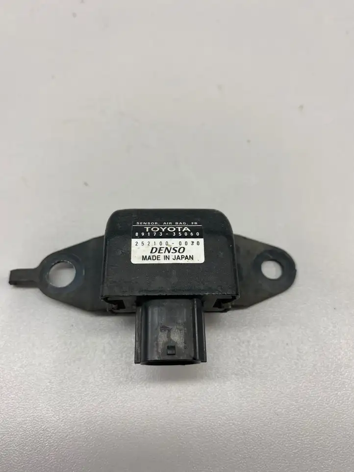 Toyota Land Cruiser (J120) (2002 - 2009) 8917335060 Датчик удара SRS — фото 1
