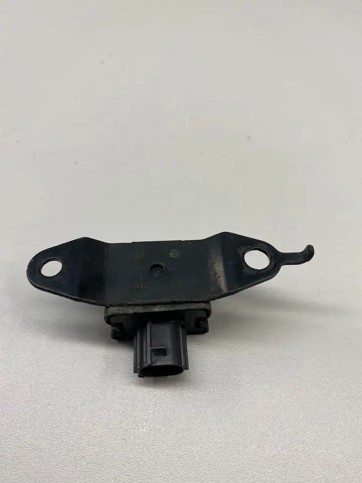 Toyota Land Cruiser (J120) (2002 - 2009) 8917335060 Датчик удара SRS — фото 3
