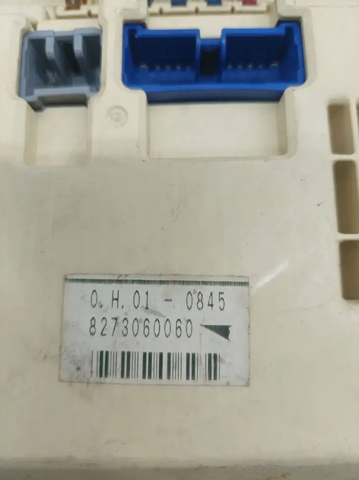 Toyota Land Cruiser (HDJ90) (1996 - 2002) 8273060060 Блок предохранителей — фото 3