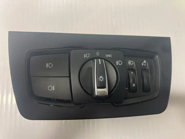 BMW 3 F30 F35 F31 (2012 - 2018) 15055385 Включатель фонарей — фото 1