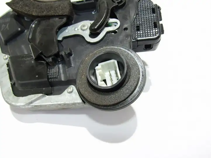 Toyota RAV 4 (XA30) (2006 - 2016) Замок задней двери — фото 3