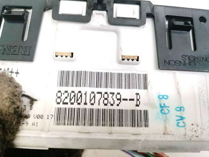 Renault Megane II (2002 - 2005)  8200107839 Экран/ дисплей / маленький экран