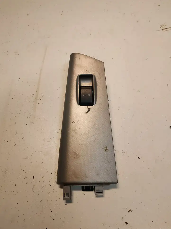 Toyota Corolla E120 E130 (2000 - 2004) 7423102280 Кнопка стеклоподъемников — фото 1