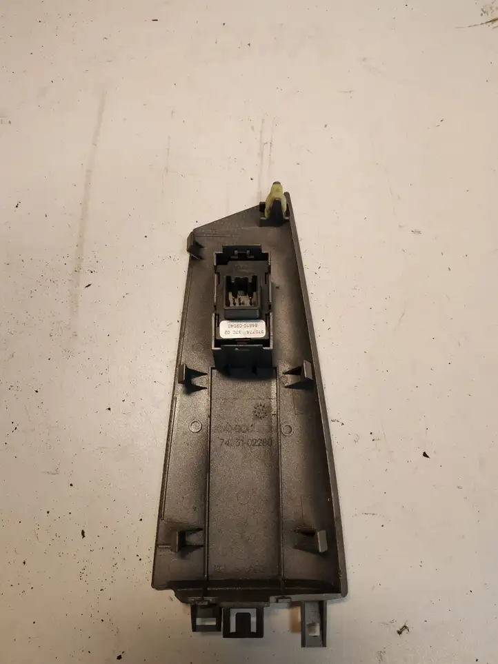 Toyota Corolla E120 E130 (2000 - 2004) 7423102280 Кнопка стеклоподъемников — фото 4