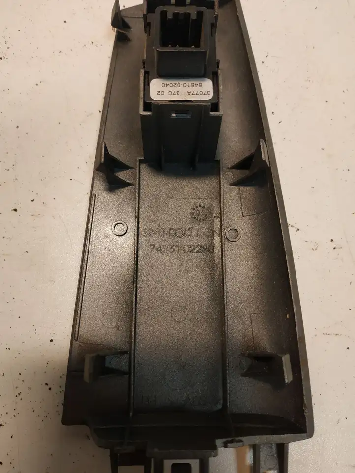 Toyota Corolla E120 E130 (2000 - 2004) 7423102280 Кнопка стеклоподъемников — фото 5