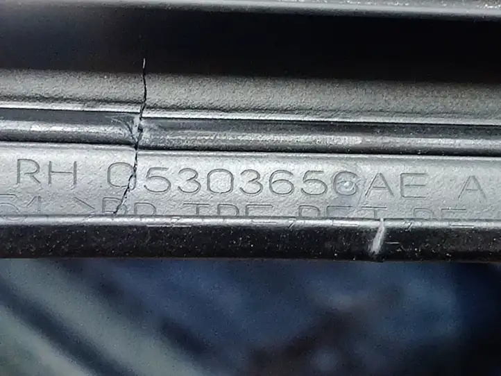 Chrysler 200 (2011 - 2014) 05303650AE Накладка стекла передней двери — фото 5