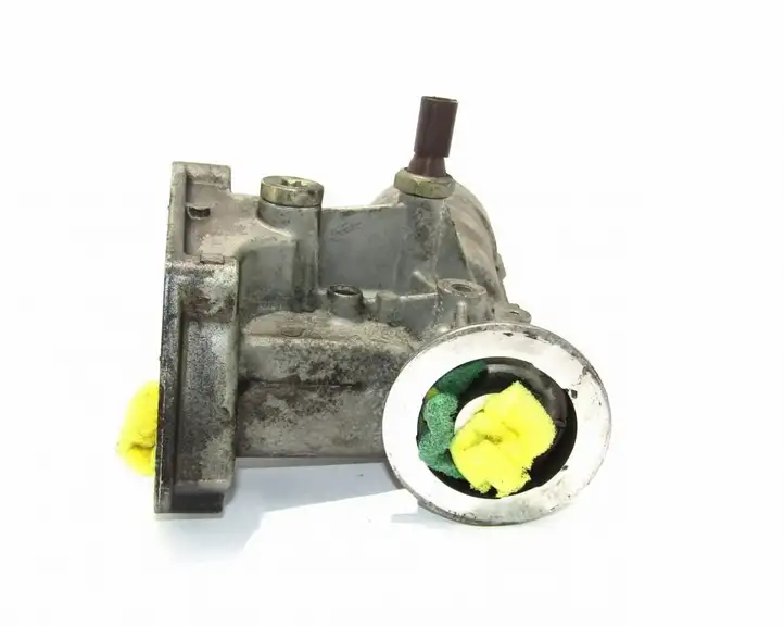 Volkswagen PASSAT B5.5 (2001 - 2005)   Кронштейн масляного фильтра