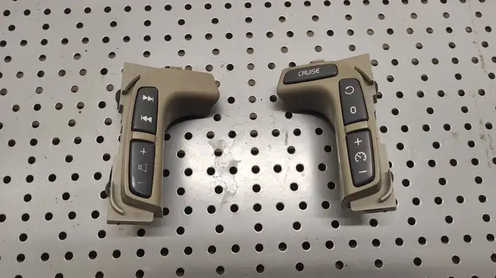 Volvo V70 (2000 - 2004) 9199923 Кнопки на рулевом колесе — фото 1