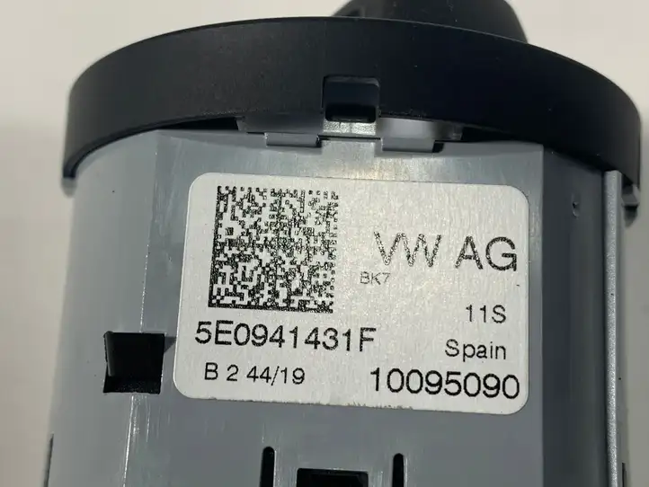 Skoda Fabia Mk3 (NJ) (2015 - 2021) 5E0941431F Включатель фонарей — фото 3