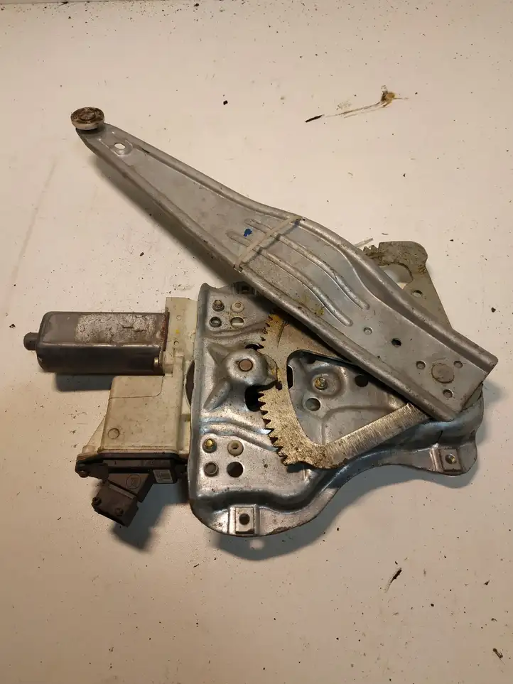 Toyota Corolla E120 E130 (2000 - 2004) 992045100 Стеклоподъемник задней двери — фото 2