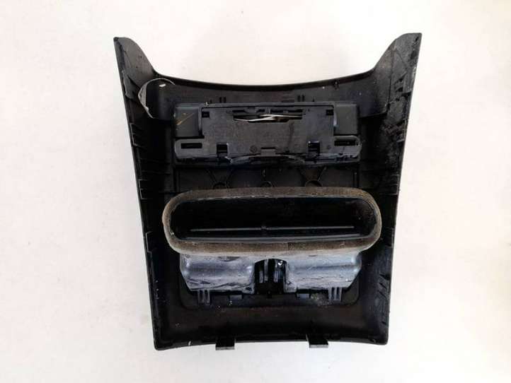 BMW 3 E90 E91 (2005 - 2012)  51167118049 Центральный дефлектор