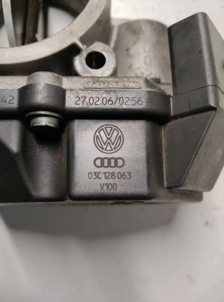 Volkswagen Golf V (2003 - 2009) 03C128063 Дроссельная заслонка — фото 2