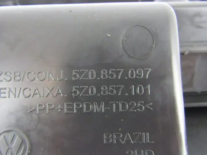 Volkswagen Fox (2005 - 2009) Вещевой ящик — фото 6