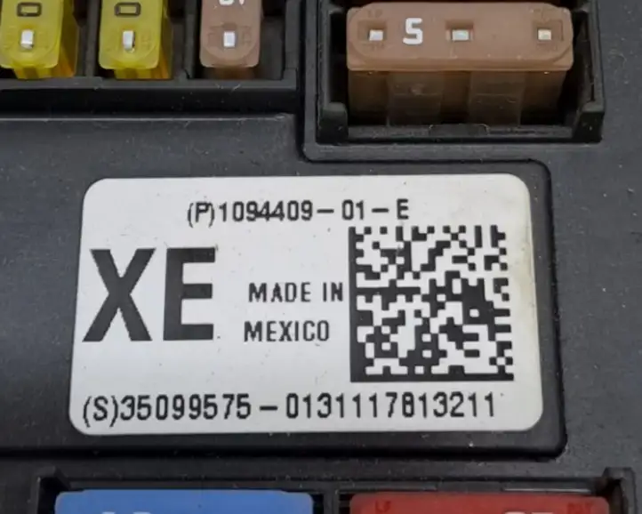 Tesla Model X (2015 - 2021)  109440901E Блок предохранителей