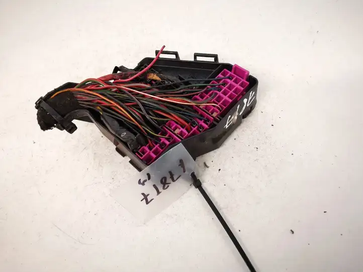 Audi A8 (2002 - 2005)  8d1941824 Ящик предохранителей (комплект)