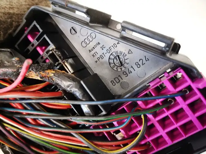 Audi A8 (2002 - 2005)  8d1941824 Ящик предохранителей (комплект)