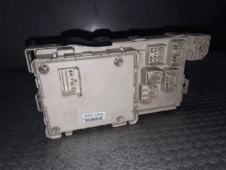 Toyota Avensis Verso (2001 - 2004) 8922144040 Блок предохранителей — фото 2