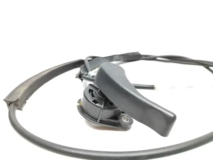 Dacia Sandero III (2016 - ) Трос капота — фото 3