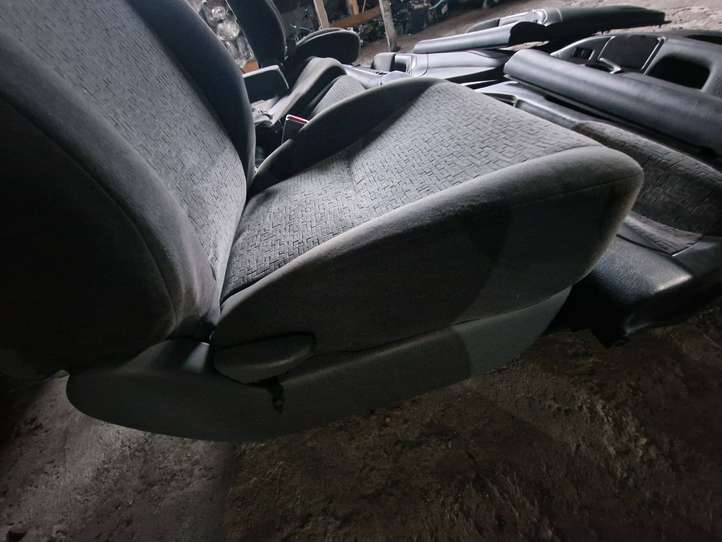 Toyota Land Cruiser (J120) (2002 - 2009)   Комплект сидений