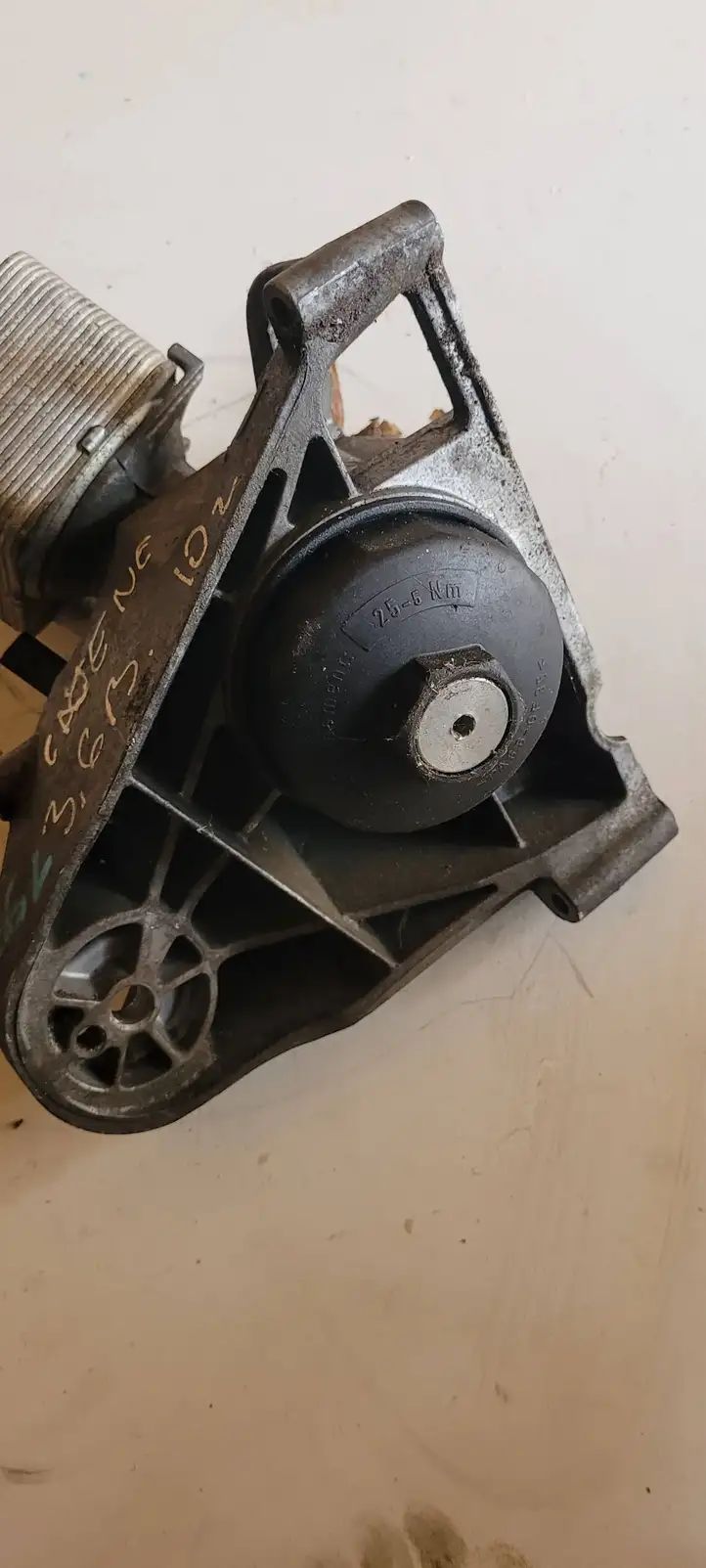 Volkswagen Touareg II (2010 - 2018) 629102049 Кронштейн масляного фильтра — фото 2