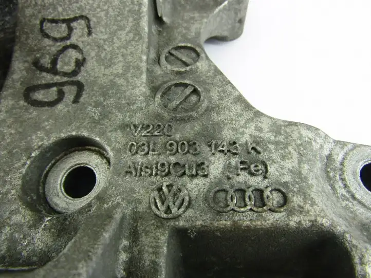 Volkswagen Golf VI (2009 - 2013) Кронштейн генератора — фото 2