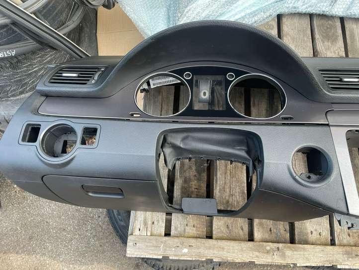 Volkswagen PASSAT B6 (2005 - 2010)  3C1857004H Панель