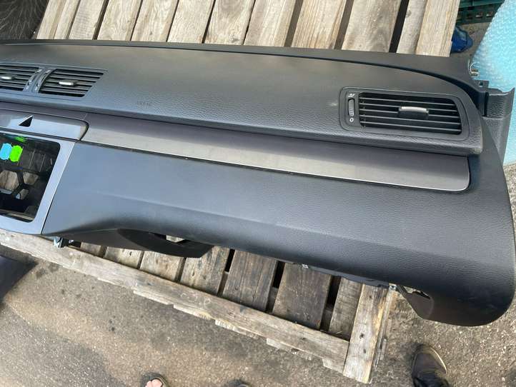 Volkswagen PASSAT B6 (2005 - 2010)  3C1857004H Панель