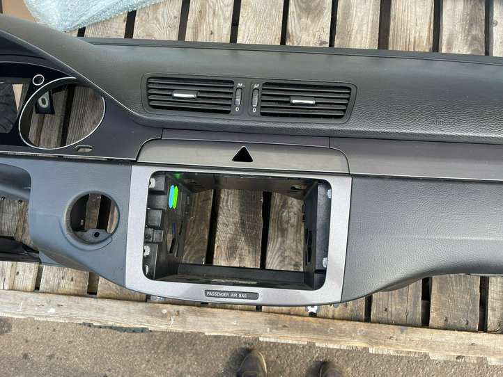 Volkswagen PASSAT B6 (2005 - 2010)  3C1857004H Панель