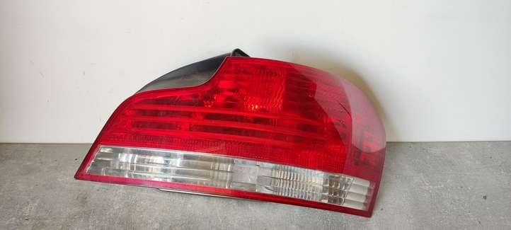 BMW 1 E82 E88 (2007 - 2014)  7285642 Задний фонарь в кузове