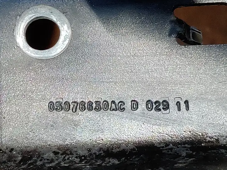 Chrysler 200 (2011 - 2014) 05076650AC Площадка аккумулятора — фото 5