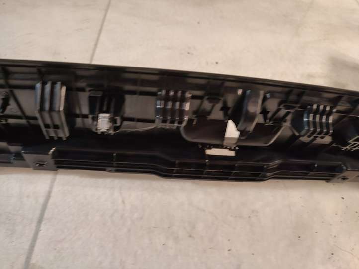 BMW 5 F10 F11 (2009 - 2016)  9168470 Отделка порога багажника