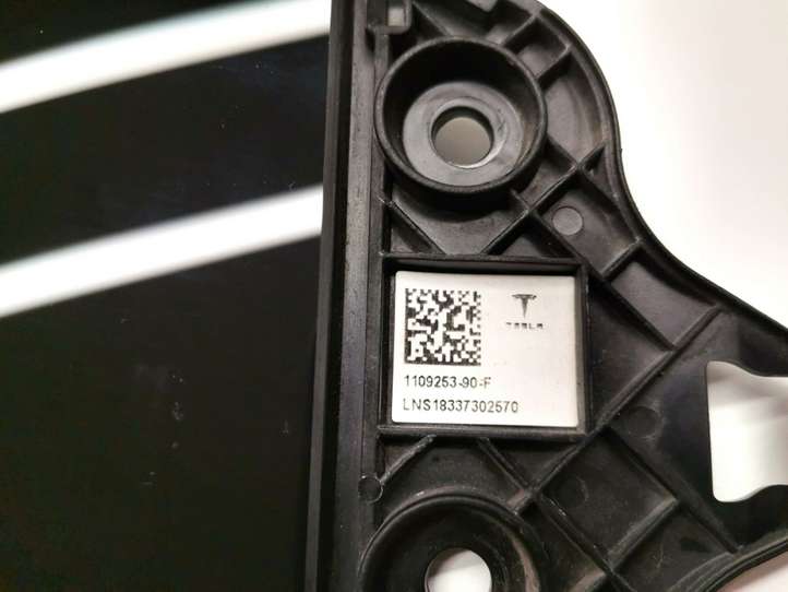 Tesla Model 3 (2017 - 2023)  1100437-00-C Другая внешняя деталь