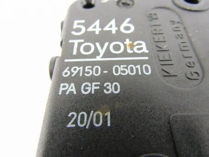 Toyota Avensis T220 (2000 - 2003) Мотор центрального замка — фото 4
