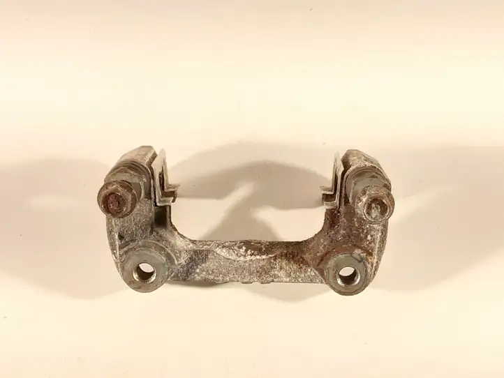 Honda Jazz (2008 - 2014) Скоба заднего тормозного суппорта — фото 2