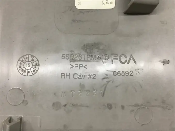 Chrysler Pacifica (2016 - ) 5SP2PD2AC Внутренняя отделка переднего порога — фото 4