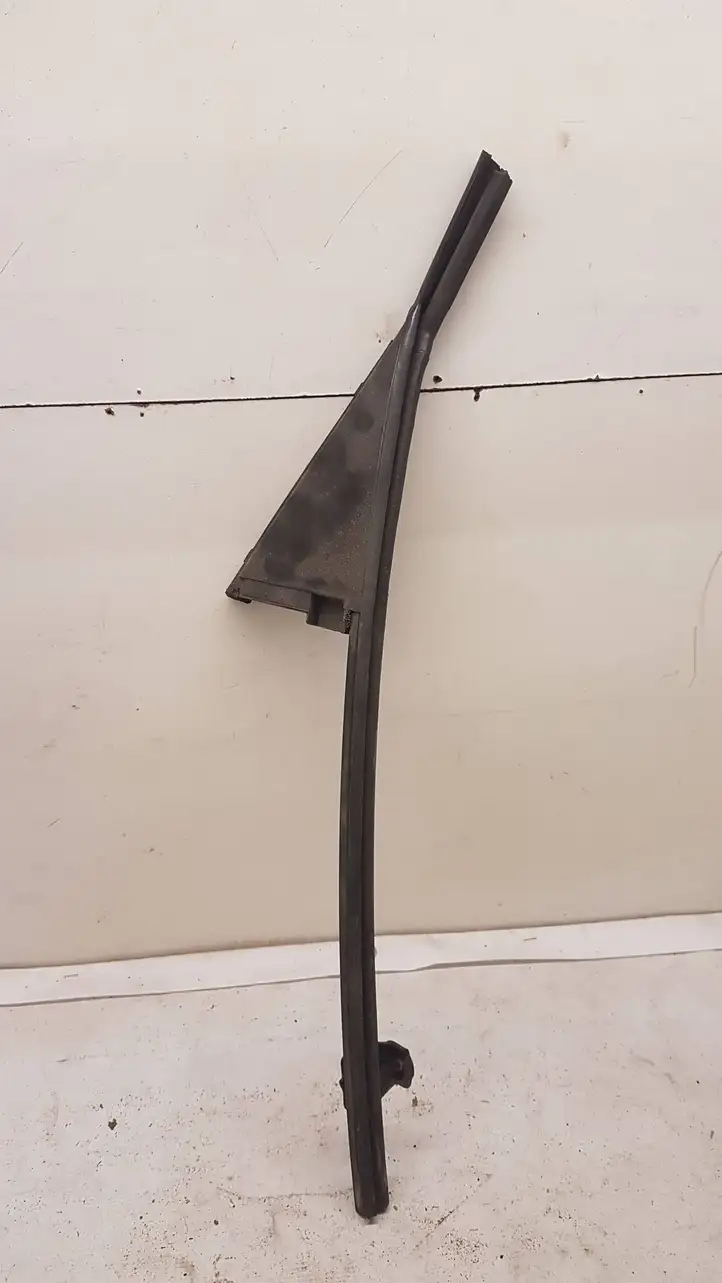 Toyota Prius (XW20) (2003 - 2009) 6748747031 Прочие детали салона — фото 1