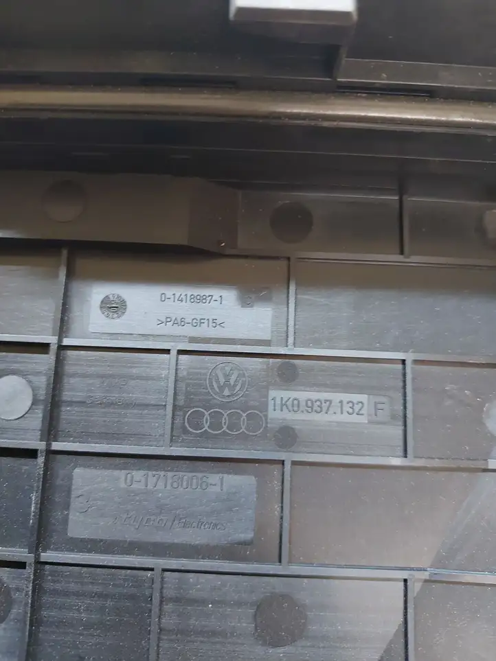 Volkswagen PASSAT B6 (2005 - 2010) 1K0937132F Крышка ящика предохранителей — фото 3