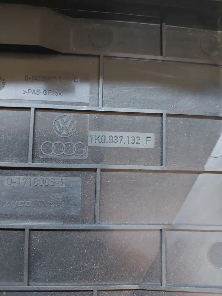 Volkswagen PASSAT B6 (2005 - 2010) 1K0937132F Крышка ящика предохранителей — фото 3