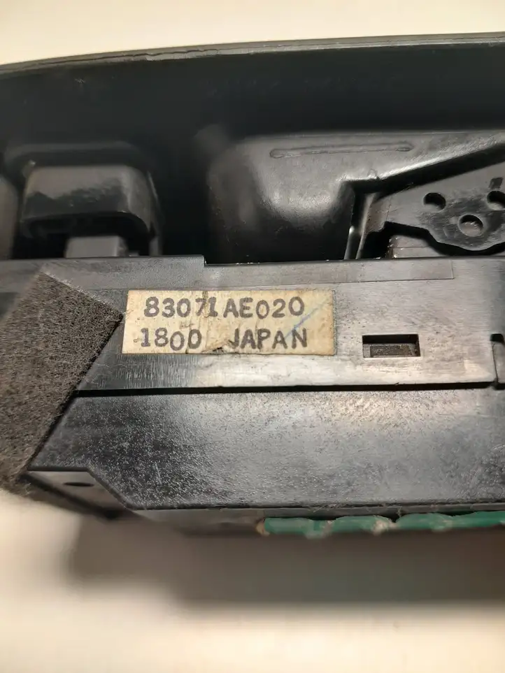 Subaru Legacy (1999 - 2003) 83071AE020 Блок кнопок стеклоподъемников — фото 2