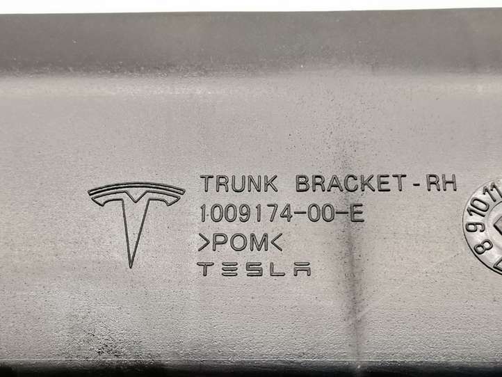 Tesla Model S (2016 - 2021)  1009174-00-E Другая деталь отделки багажника