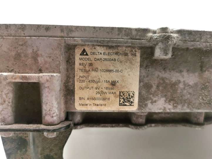Tesla Model S (2012 - 2016)  1028665-00-C Преобразователь напряжения