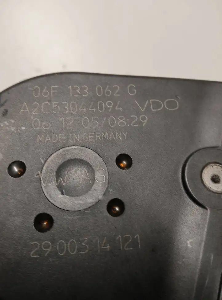 Audi A4 S4 B7 8E 8H (2004 - 2009) 06F133062G Дроссельная заслонка — фото 3