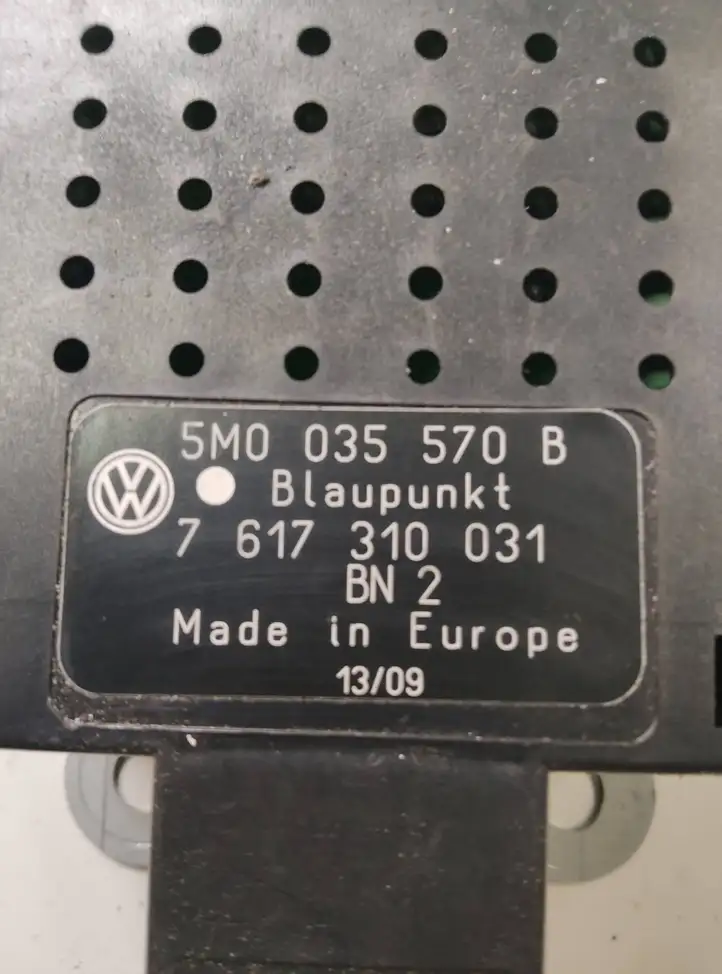 Volkswagen Golf Plus (2004 - 2008) 5M0035570B Усилитель антенны — фото 2